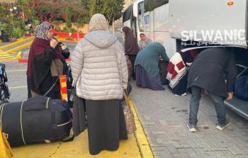 صورة توثق ترحيل مرضى ومرافقين من القدس المحتلة