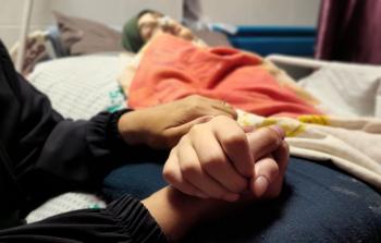 الفتاة بَتول المشهراوي تصارع جراحها الخطيرة بعدما أصيبت في قصف إسرائيلي