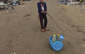 أطفال غزة.. من مقاعد الدراسة إلى طوابير الماء