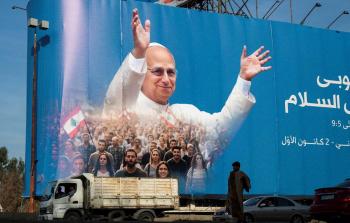 صورة البابا لاوون الرابع عشر على طريق المطار قبيل وصوله إلى لبنان