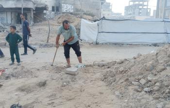 نازحو غزة يزيحون الركام بحثا عن مأوى