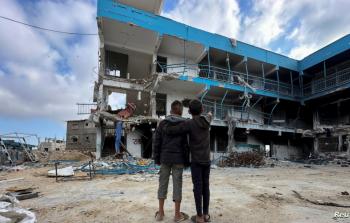 طفلان من قطاع غزة داخل مدرسة دمَّرها الاحتلال خلال الإبادة الجماعية