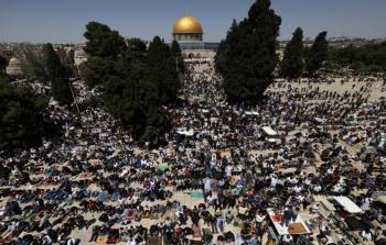 فلسطينيون يصلون في المسجد الأقصى