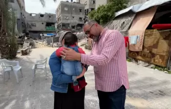 رامي العروقي وزوجته يتبنان طفلة يتيمة في غزة