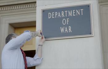 وزير الدفاع الأمريكي بيت هيغسيث علَّق شخصيا إحدى اللوحات البرونزية بالاسم الجديد للوزارة