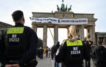 النشطاء رفعوا فوق بوابة براندنبورغ لافتة كبيرة كُتب عليها 