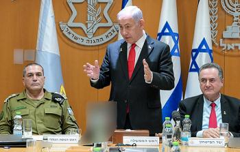نتنياهو يتوسّط وزير جيش الاحتلال ورئيس الأركان