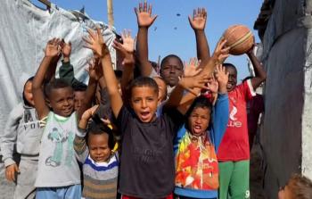 أطفال يلعبون كرة السلة بين خيام النازحين في غزة