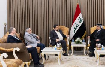 عبد المهدي مستقبلاً أسامة حمدان وطاهر النونو في بغداد، 22 ديسمبر 2025