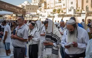 مستوطنون يقتحمون حائط البراق ويؤدون صلوات تلمودية