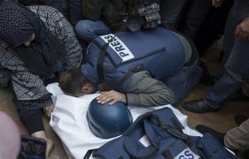 وداع أحد الصحفيين الشهداء الذين ارتقوا في قصف الاحتلال على غزة