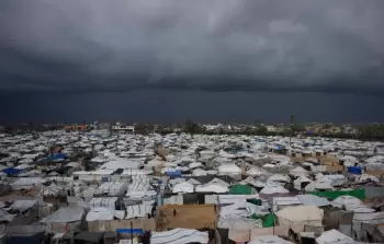 مئات آلاف الفلسطينيين يعيشون في خيام في قطاع غزة بمواجهة شتاء قاس