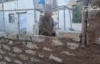 الغزيون يلجؤون للطين الأحمر بديلاً عن الأسمنت لمواجهة الشتاء