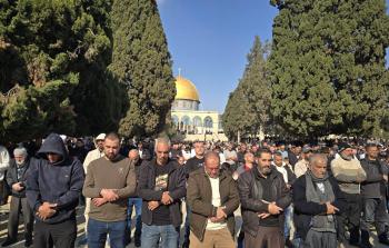 مصلون يؤدون صلاة الجمعة في المسجد الأقصى