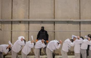 صورة من تعذيب الاحتلال بحق الأسرى الفلسطينيين في معسكر 