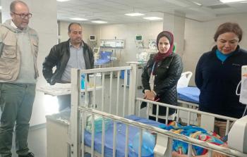 الرضيعة سما أبو عجوة (تسعة أشهر) على سرير المرض في مجمع الشفاء الطبي بغزة