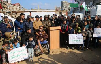 وقفة شعبية نظّمتها لجنة أهالي مخيم الشاطئ غرب مدينة غزة؛ للمطالبة بادخال منازل متنقّلة (كرافانات) لسكان قطاع غزة والتعجيل ببدء عملية الإعمار.