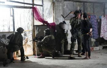 قوات الاحتلال فتشت أربعة منازل في القنيطرة ونصبت أربعة حواجز