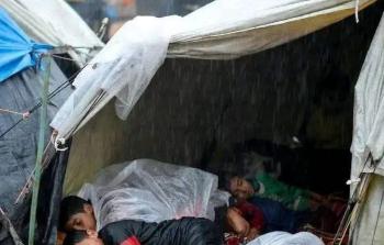 غرق خيام النازحين وسط ظروف إنسانية قاسية في غزة