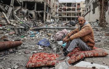 فلسطيني يجلس أمام بيته المدمر في غزة/ من الأرشيف