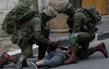 قوات الاحتلال حولت منزل الأسير مازن النتشة إلى مركز تحقيق ميداني