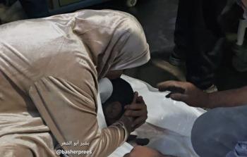 أم تودع نجلها الذي ارتقى شهيدا في قصف الاحتلال وخرقه لاتفاق وقف إطلاق النَّار في غزَّة