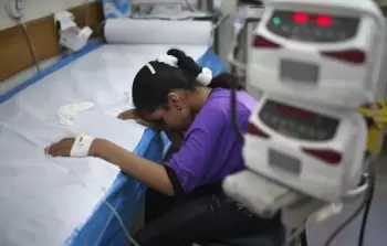 طفلة مريضة في أحد مستشفيات القطاع