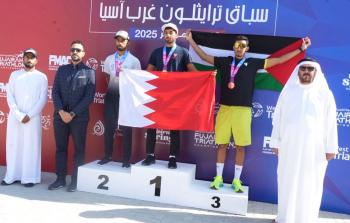 اللاعب عبد الرحمن طنطيش على منصة التتويج