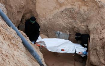 عناصر القسام يحملون جثة في خانيونس جنوبي قطاع غزة، 28 أكتوبر 2025