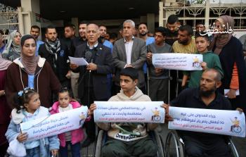 صورة من الوقفة الاحتجاجية التي نظمها العشرات من ذوي الإعاقة بغزة أمس الأربعاء