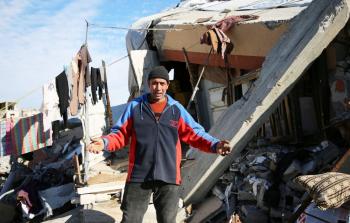 بسام الدحدوح  يعيش مع عائلته تحت بقايا منزل مدمر في غزة