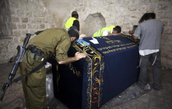 صورة توثق اقتحام مستوطنين بحماية جنود الاحتلال لمنطقة قبر يوسف