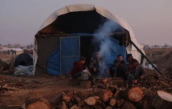 حماس استعرضت الانتهاكات الإسرائيلية المستمرة وظروف النازحين في فصل الشتاء