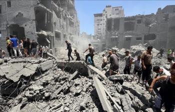 مواطنون يحاولون انتشال شهداء من تحت أنقاض منزل دمره الاحتلال بغزة