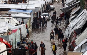 مياه الأمطار عمرت خياما تؤوي نازحين في مناطق منخفضة، فيما اقتلعت الرياح خياما أخرى