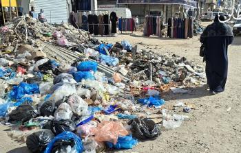 نصف مليون طن من النفايات تتراكم في شوارع غزة