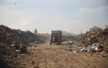 صورة لتجمع أكوام النفايات قرب السوق الشعبي بمدينة غزة