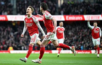 لاعبو آرسنال يحتفلون بأحد الهدفين