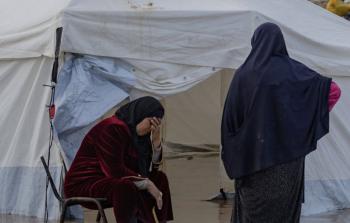 سيدة تجلس أمام خيمتها التي غرقت عقب المنخفض الجوي في غزة