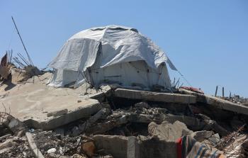 عائلة من غزة تضع خيمتها فوق أنقاض منزلها الذي دمره الاحتلال خلال الإبادة الجماعية