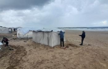 عشرات العائلات نصبت خيامها على شاطئ بحر غزة لعدم توفر أماكن بديلة