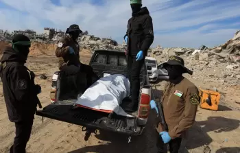 سرايا القدس وكتائب القسام خلال تسليم جثة أسير إسرائيلي في غزة