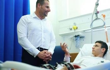 رئيس وزراء مالطا يزور طفلا جريحا قادم من غزَّة