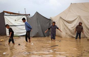 غرق خيام النازحين في غزة مع دخول المنخفض الجوي