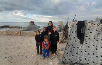 الأم شيرين السويركي وأطفالها الأربعة يفترشون رصيف ميناء بحر غزة ملاذًا أخيرًا بعد أن دمّر الاحتلال منزلهم في حيّ الشجاعية