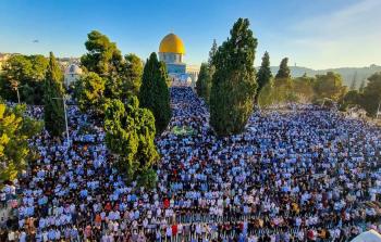 مصلون يؤدون صلاة الجمعة في المسجد الأقصى