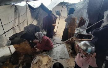 ظروف قاسية يعيشها النازحون داخل الخيام جراء تساقط الأمطار