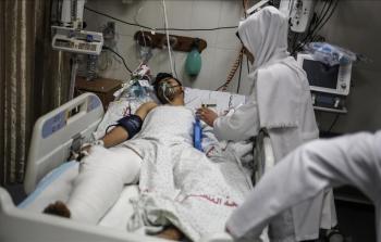 جريح خلال حرب الإبادة الجماعية يتلقى العلاج في غزة