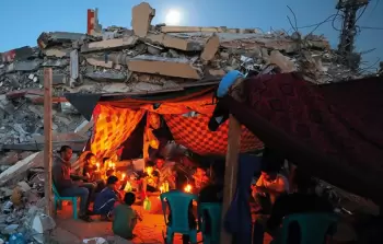 عائلة في قطاع غزة تعيش داخل خيمة بين ركام المنازل التي دمرها الاحتلال خلال الإبادة الجماعية
