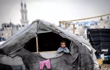طفل من غزة يرتجف داخل خيمته جراء المنخفض الجوي